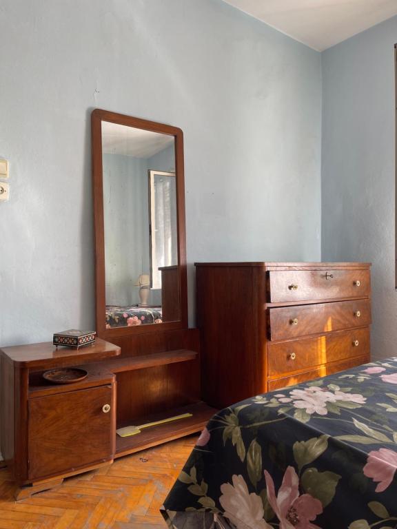 sypialnia z komodą i lustrem w obiekcie Rita's Home w Tiranie