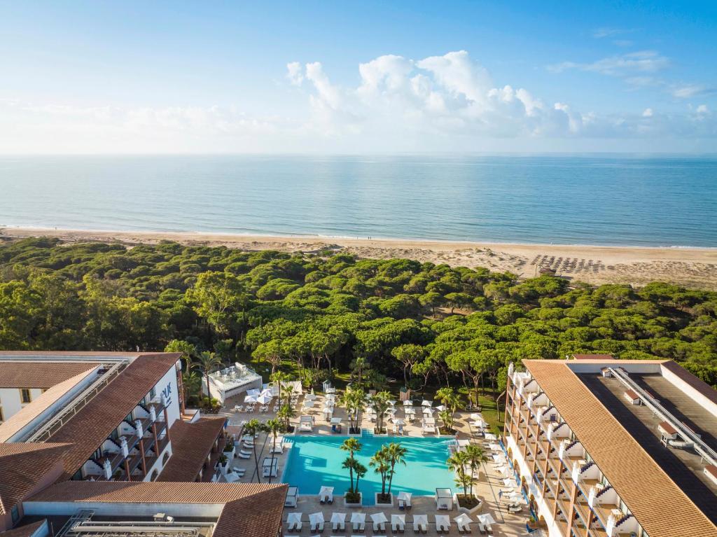eine Luftansicht auf das Resort und den Strand in der Unterkunft TUI Blue Isla Cristina Palace - Adults Recommended in Isla Cristina