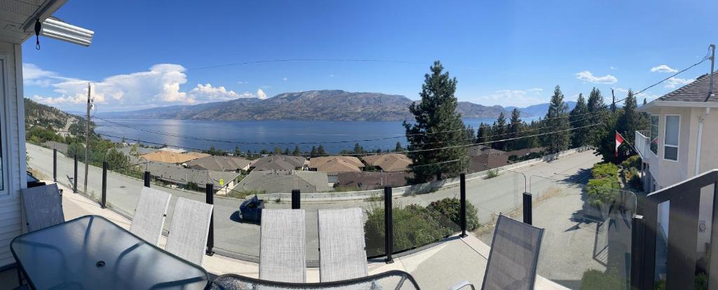balcón con vistas al lago y a las montañas en Blue View Family Getaway, en Peachland