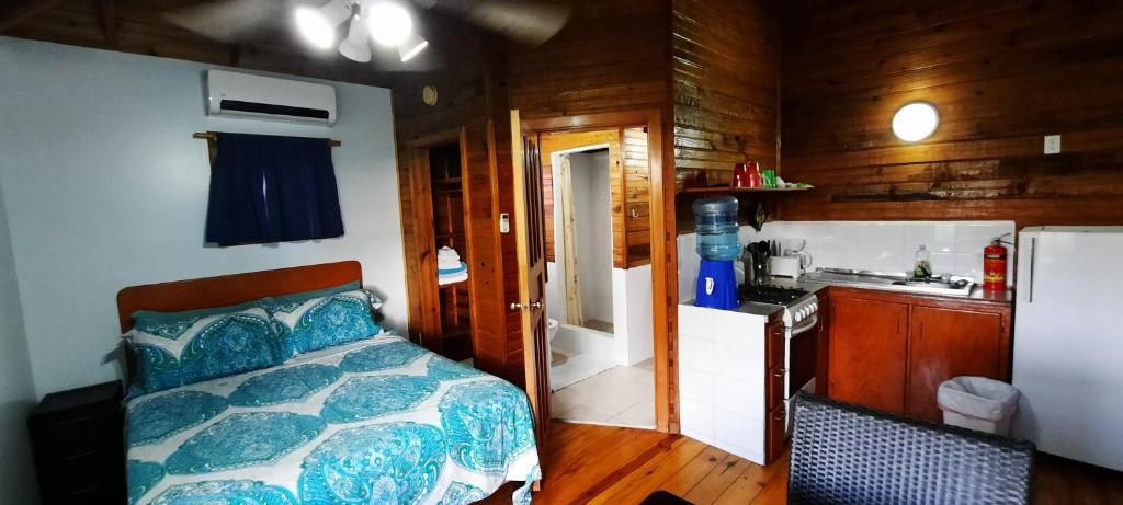 Kuchyň nebo kuchyňský kout v ubytování Guava Grove Resort & Villas