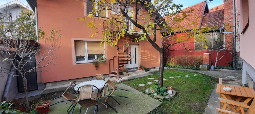Aed väljaspool majutusasutust Apartman Carpe Diem 2