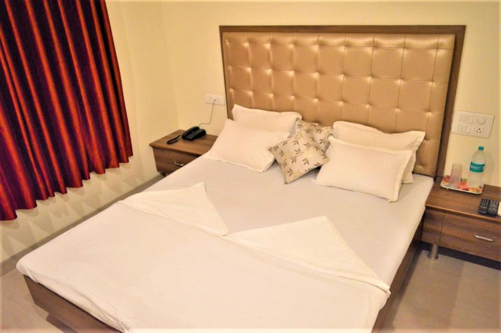Postel nebo postele na pokoji v ubytování Hotel Visau,Shirdi