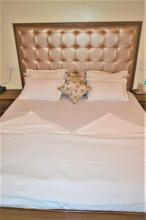 Postel nebo postele na pokoji v ubytování Hotel Visau,Shirdi