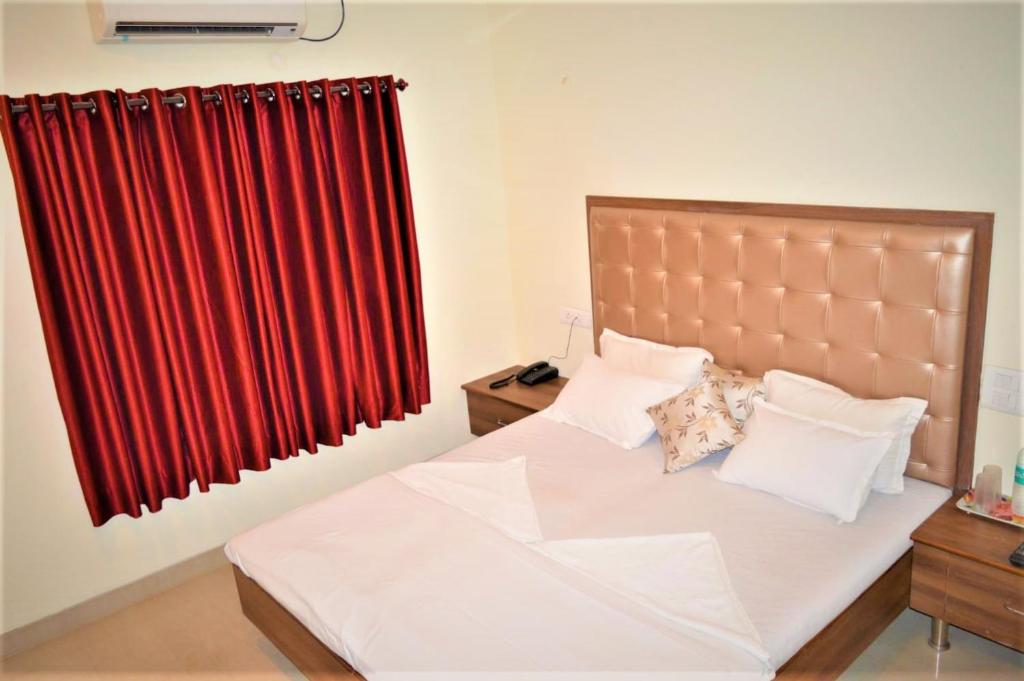 Postel nebo postele na pokoji v ubytování Hotel Visau,Shirdi