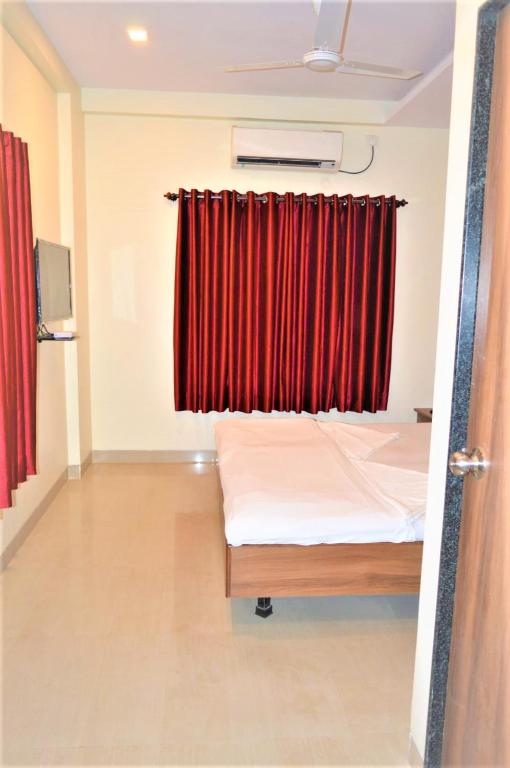 Postel nebo postele na pokoji v ubytování Hotel Visau,Shirdi