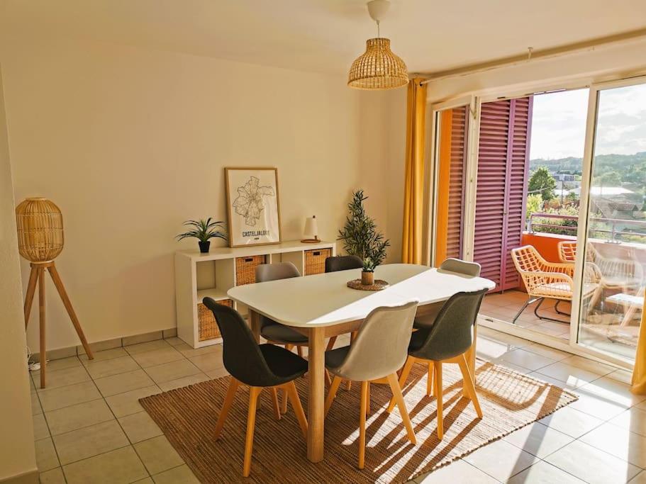 Posedenie v ubytovaní Casteljaloux Appartement 2 chambres balcon parking résidence calme