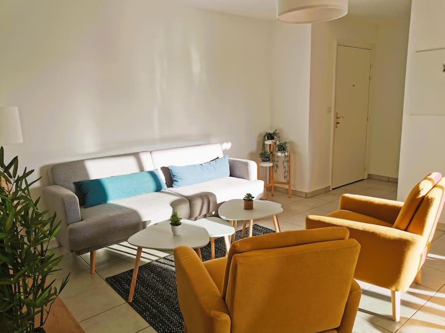 Posedenie v ubytovaní Casteljaloux Appartement 2 chambres balcon parking résidence calme