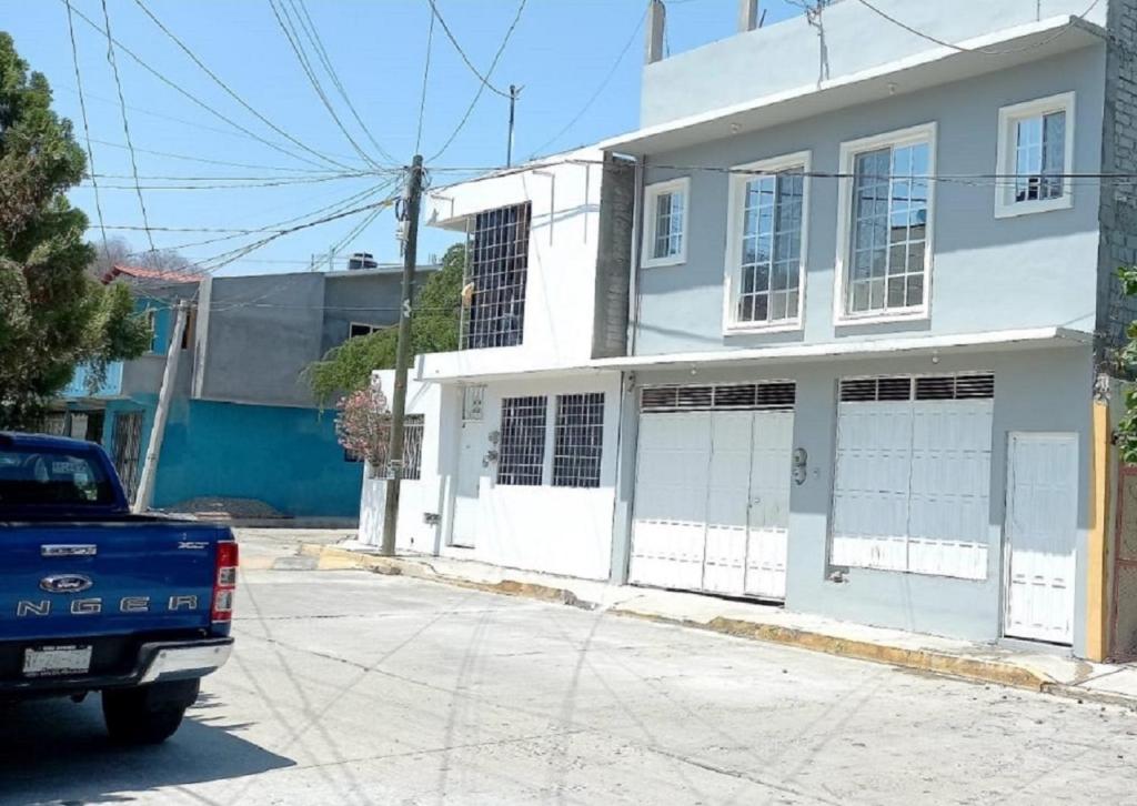 サンタ・クルス・ウアトゥルコにあるDepartamento ELSA. La Crucecita, Huatulco.の白い家の前に停車した青いトラック