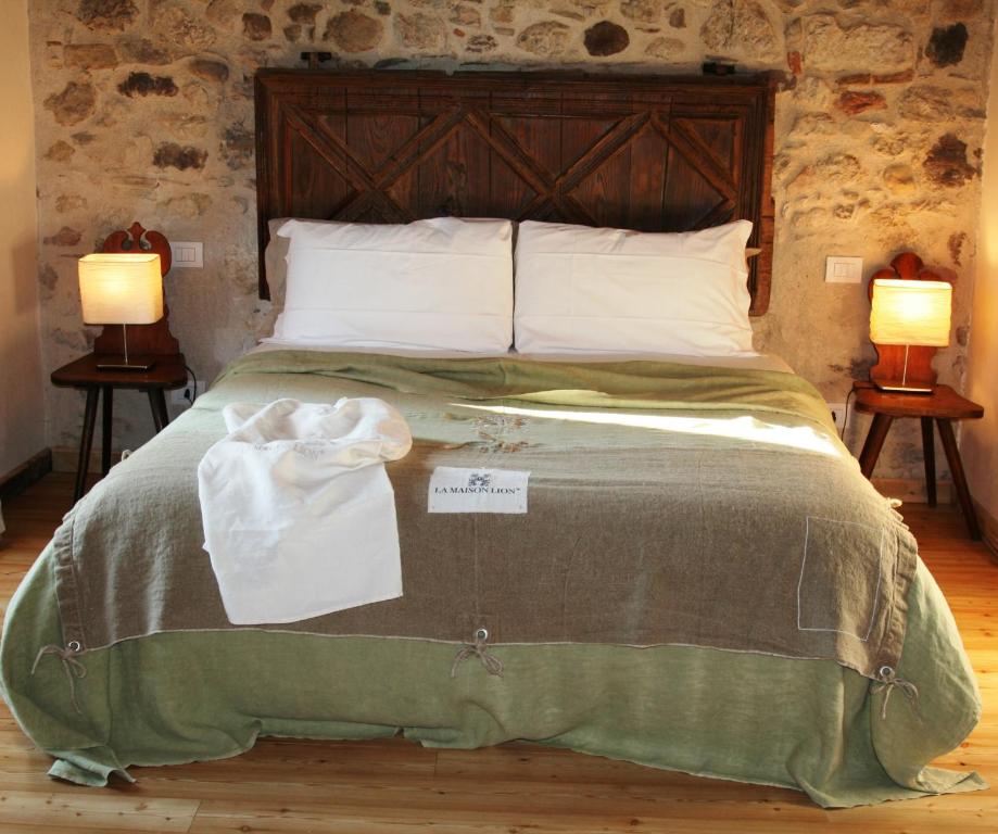 Un pat sau paturi într-o cameră la La Maison Lion