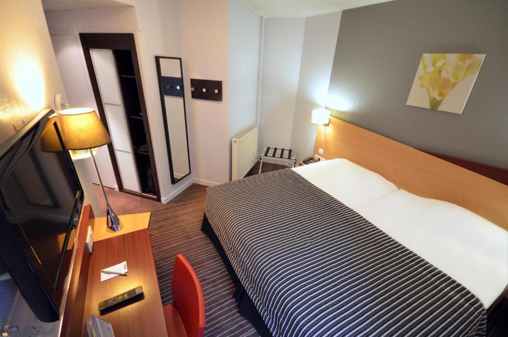 Postel nebo postele na pokoji v ubytování Kyriad Hotel Dijon Gare