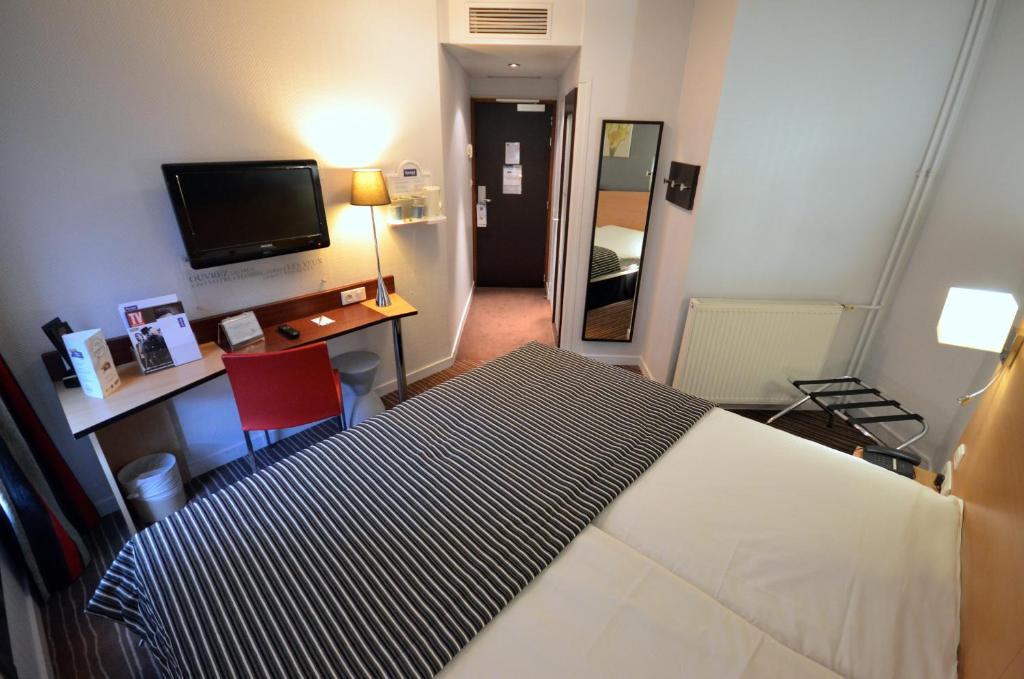 TV a/nebo společenská místnost v ubytování Kyriad Hotel Dijon Gare
