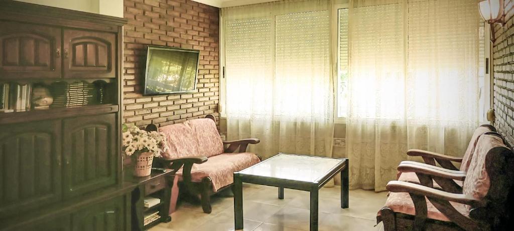 una sala de estar con un sofá y una mesa en Apartamento Jardines Vía Parque, en Alicante