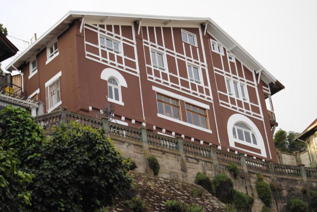 un gran edificio marrón con una valla delante en Chocolate Manor House Hotel Boutique, en Viña del Mar