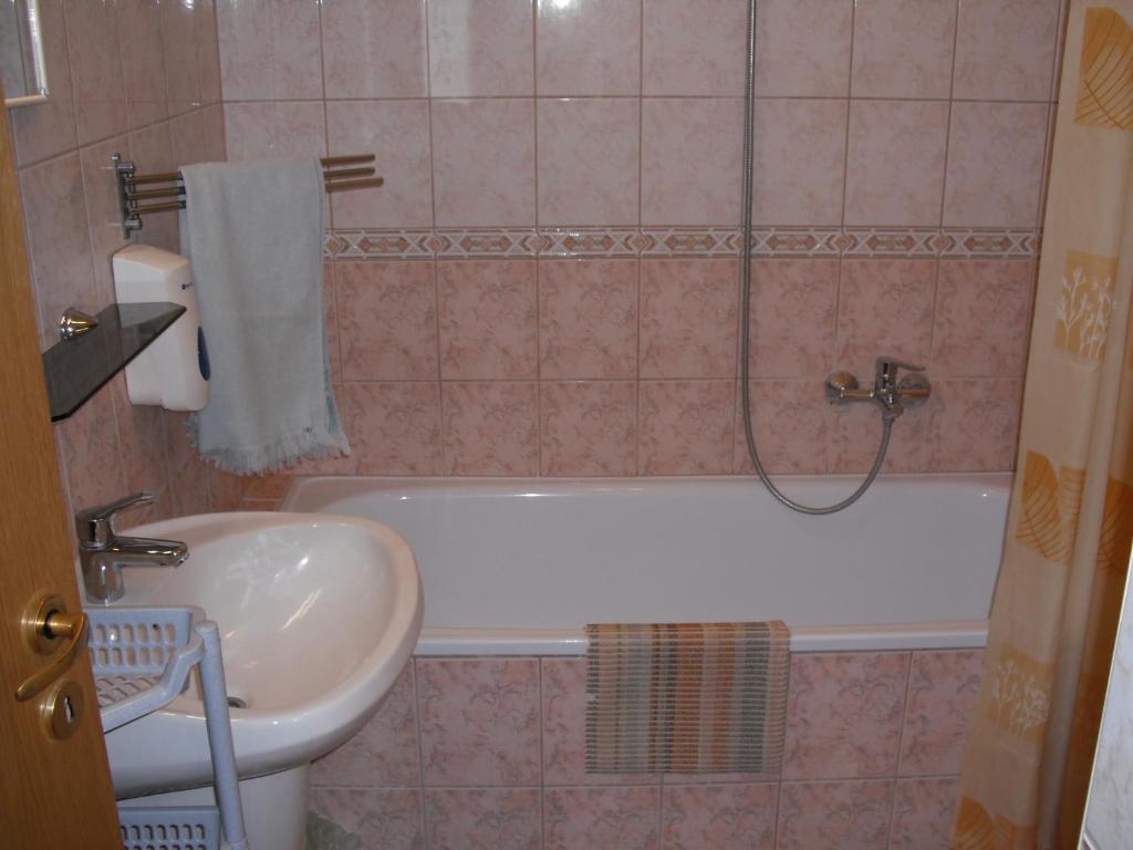 Kúpeľňa v ubytovaní Aba és Andrea Apartmanok