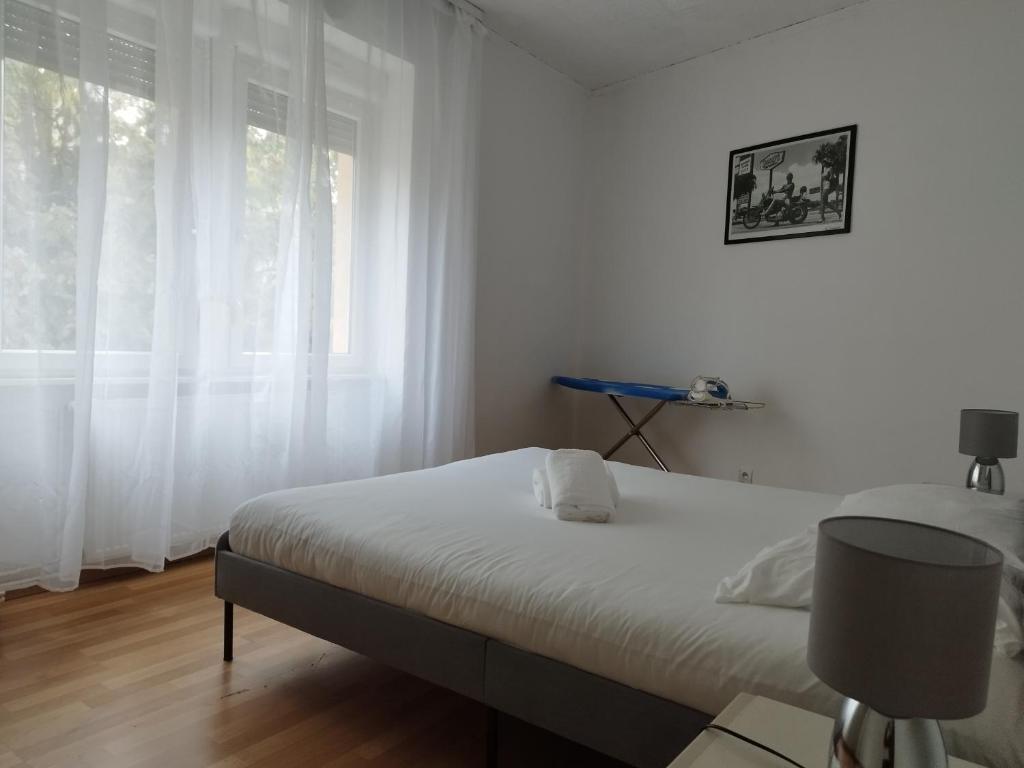 Le Thannois - appartement 2 chambres, salon, cuisine équipée, parking et wifi gratuit - Appartement De Deux Chambres