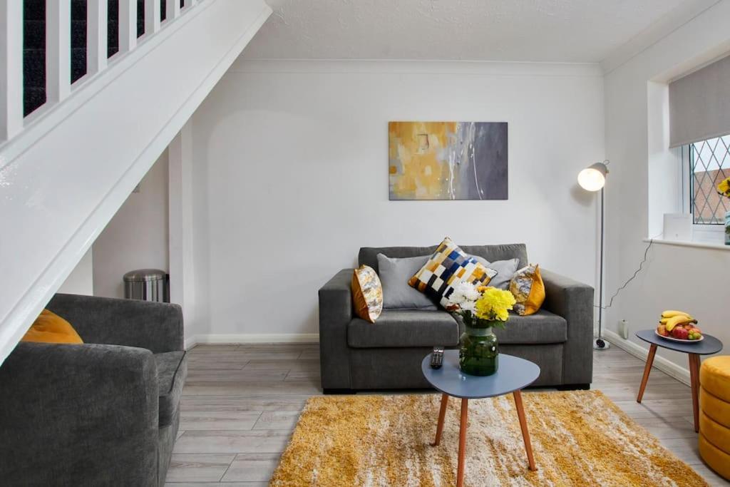 Oakwood House - 2 bedroom with FREE Parking
