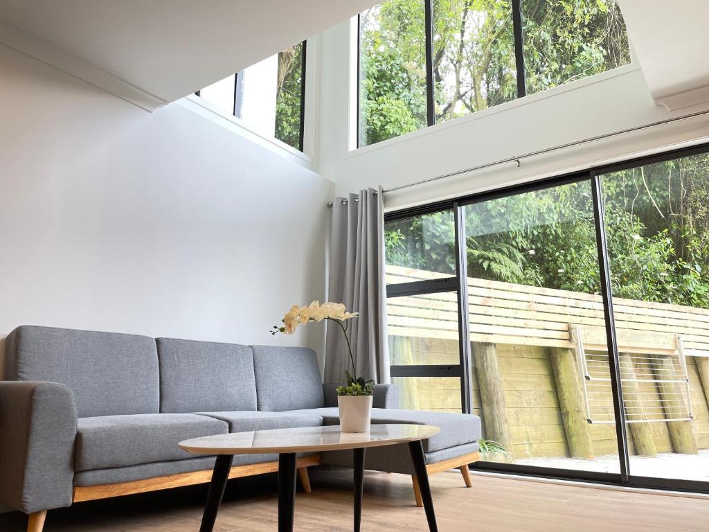 sala de estar con sofá y mesa en NO PARTY ALLOWED, Entire Brand New 3 bedroom townhouse, free unlimited fibre wifi and free parking en Wellington