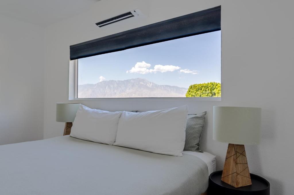 Desert Hot Springs Inn - Deluxe King Room