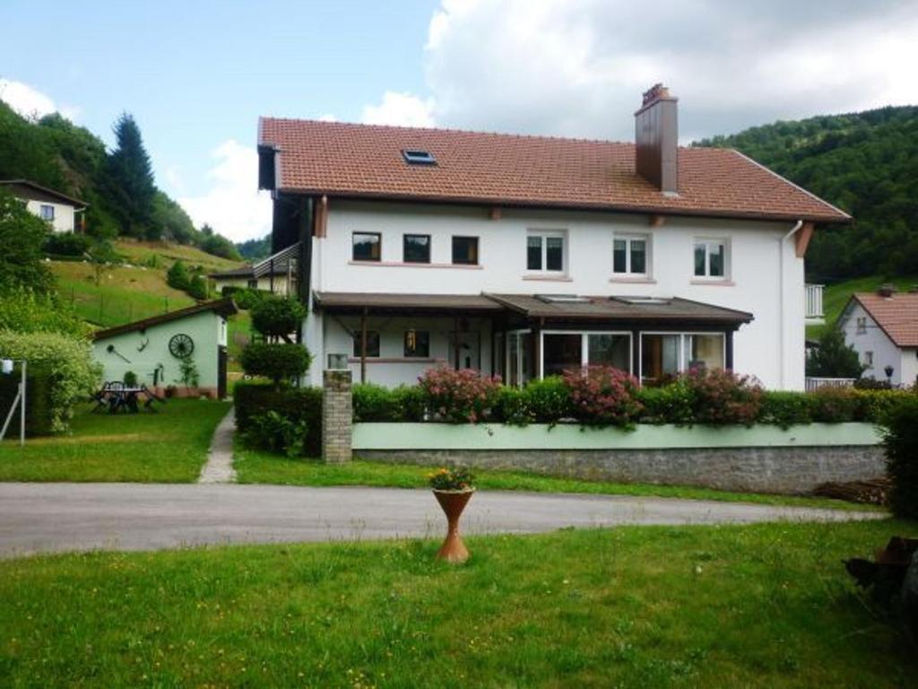 een wit huis met een rood dak bij Gîte La Bresse, 3 pièces, 4 personnes - FR-1-589-97 in La Bresse