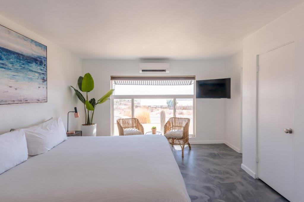 Desert Hot Springs Inn - Deluxe King Studio