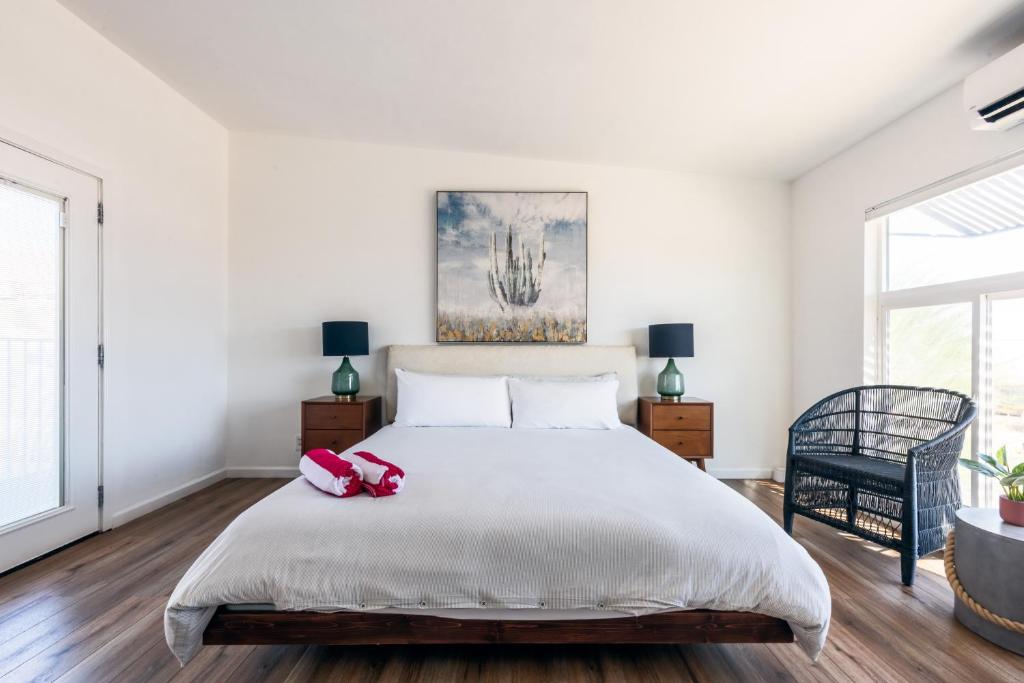Desert Hot Springs Inn - Deluxe King Room
