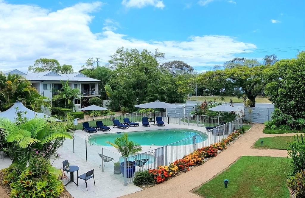 ein Bild eines Pools in einem Resort in der Unterkunft Noosa River Retreat Apartments - Perfect for Couples & Business Travel in Noosaville