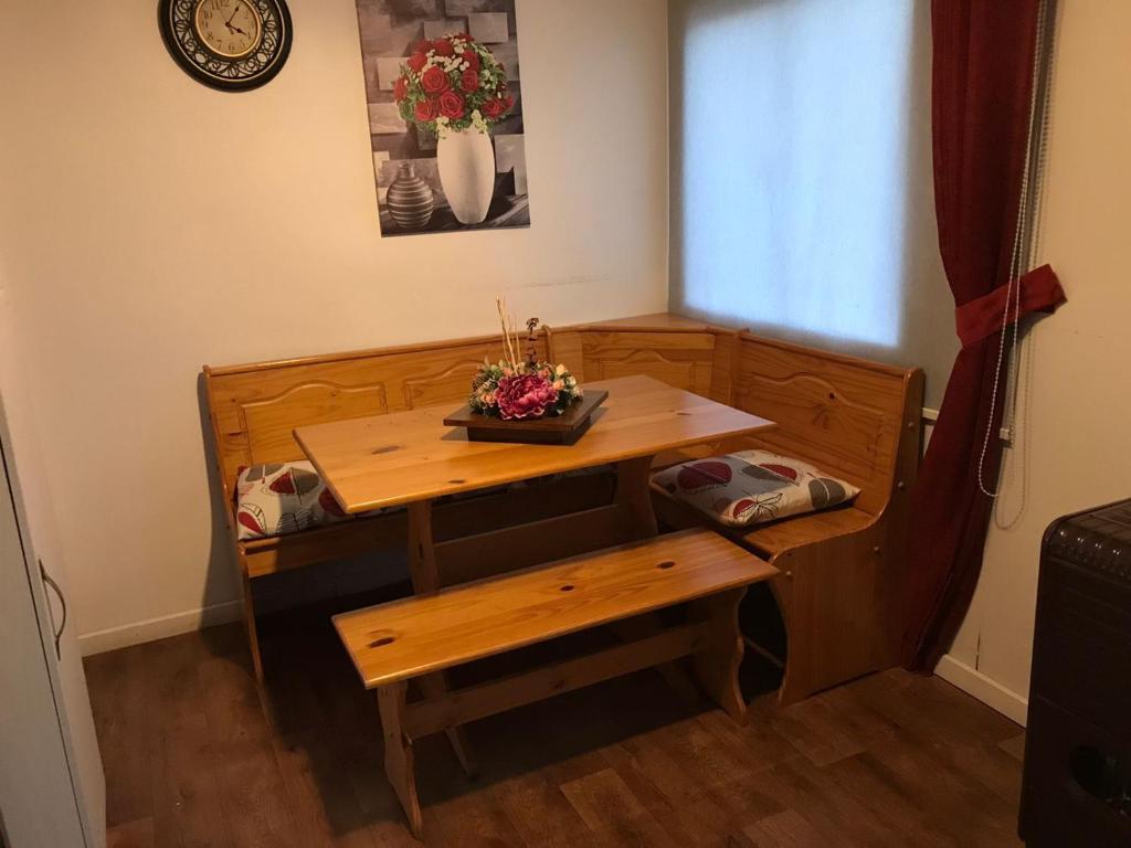 una mesa pequeña y un banco en una habitación en Cabañas LUPA, en Punta Arenas