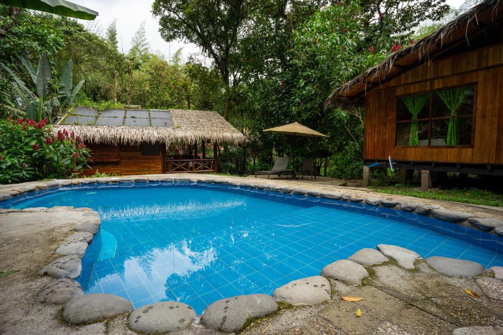 Bazén v ubytování Mindo Lago Hotel Destino nebo v jeho okolí