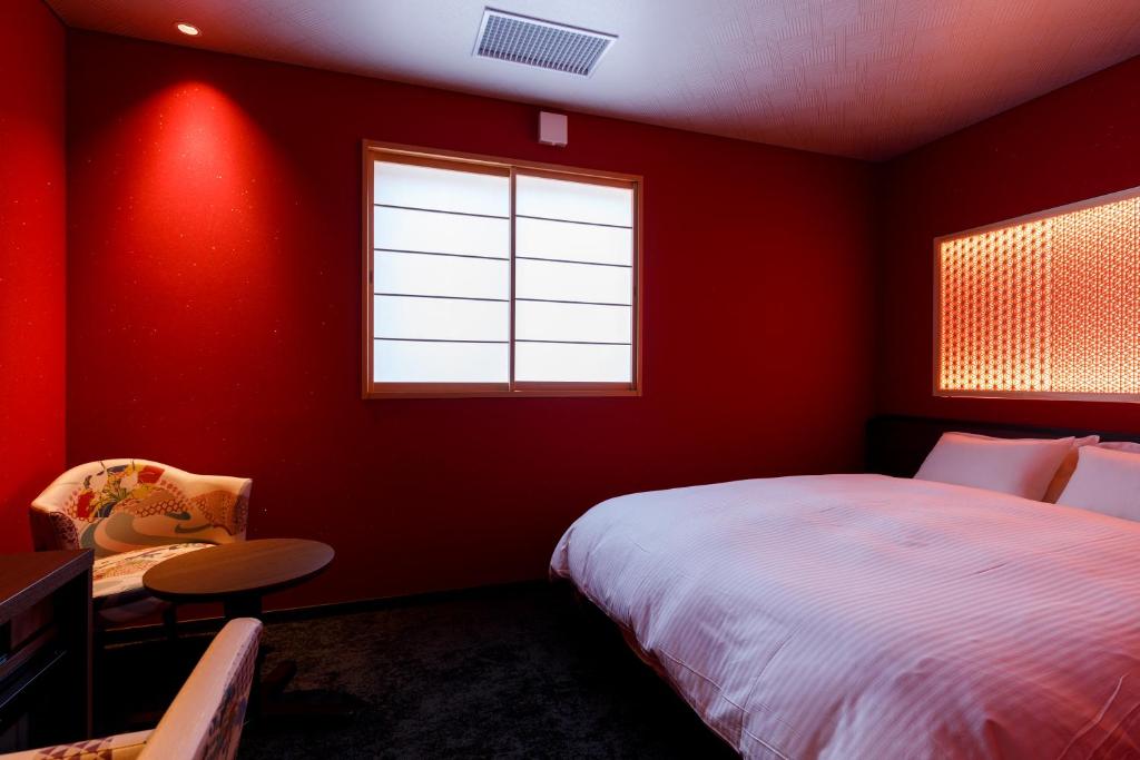 Postel nebo postele na pokoji v ubytování ひがし茶屋街らしく金沢 Hotel Rashiku kanazawa
