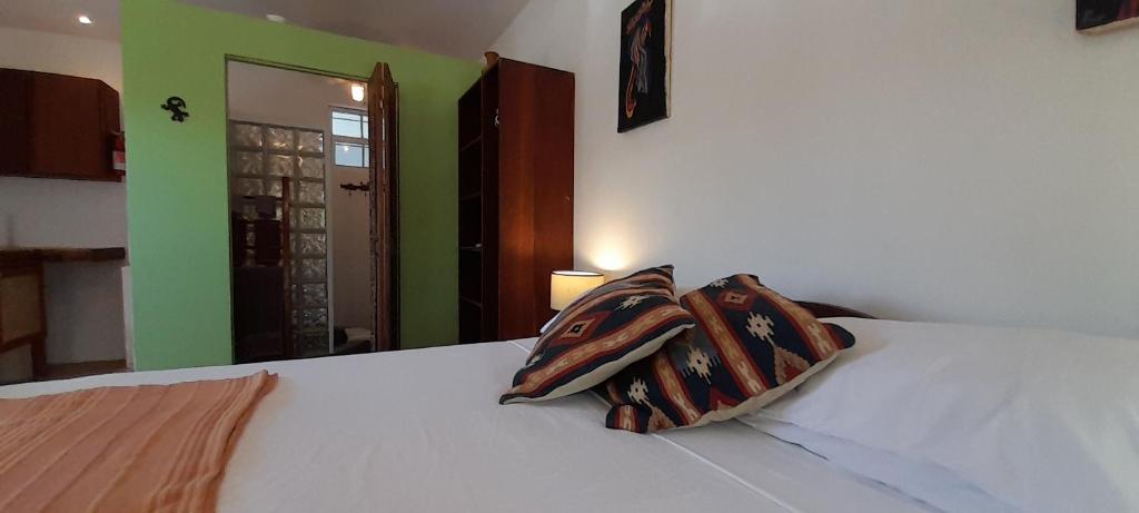 Amanda's Place Green Studio - pool and tropical garden - Apartment With Pool View