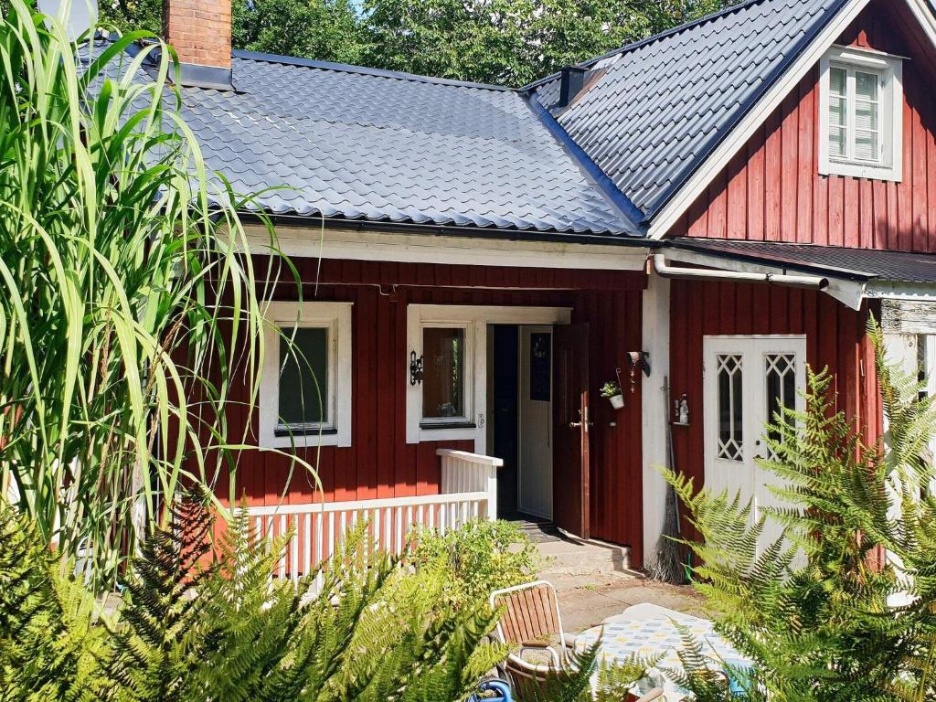 une maison rouge avec un toit noir dans l'établissement Holiday home Annerstad, à Skärseryd