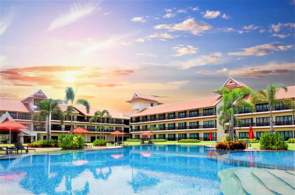une grande piscine en face d'un complexe dans l'établissement Tmark Resort Vangvieng, à Vang Vieng