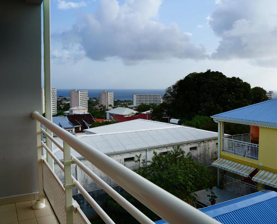 balcone con vista sulla città di Studio5 - Appartement à 1km de la plage de Madiana a Schœlcher