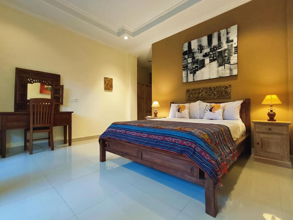 Postel nebo postele na pokoji v ubytování Warji House 1 Ubud Centre