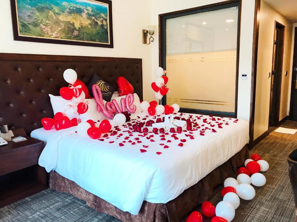 Postel nebo postele na pokoji v ubytování Phoenix Hotel Hà Giang