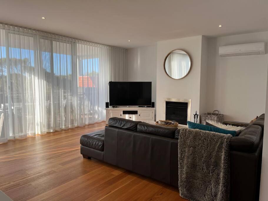 TV a/nebo společenská místnost v ubytování Smiths Beach Retreat - Surfers heaven FreeWiFi