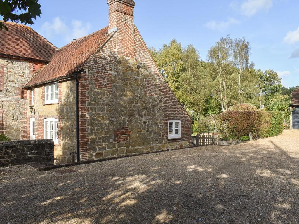 Colhook House, Petworth (updated prices 2024)