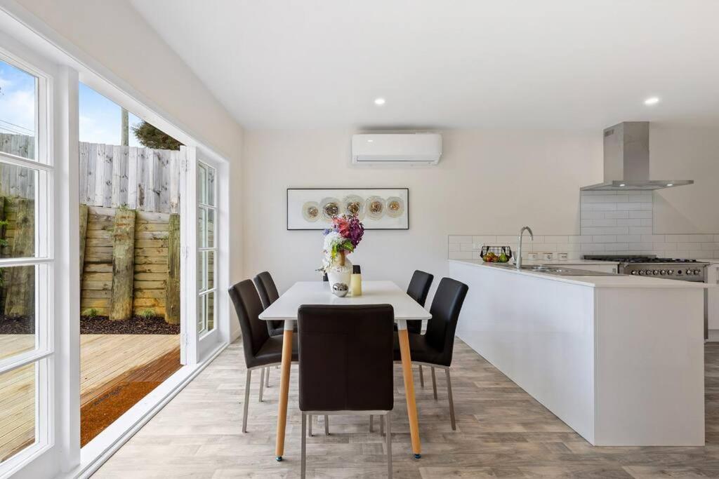 Sun-Soaked Holiday Home Close to Beach, Auckland (updated prices 2025)