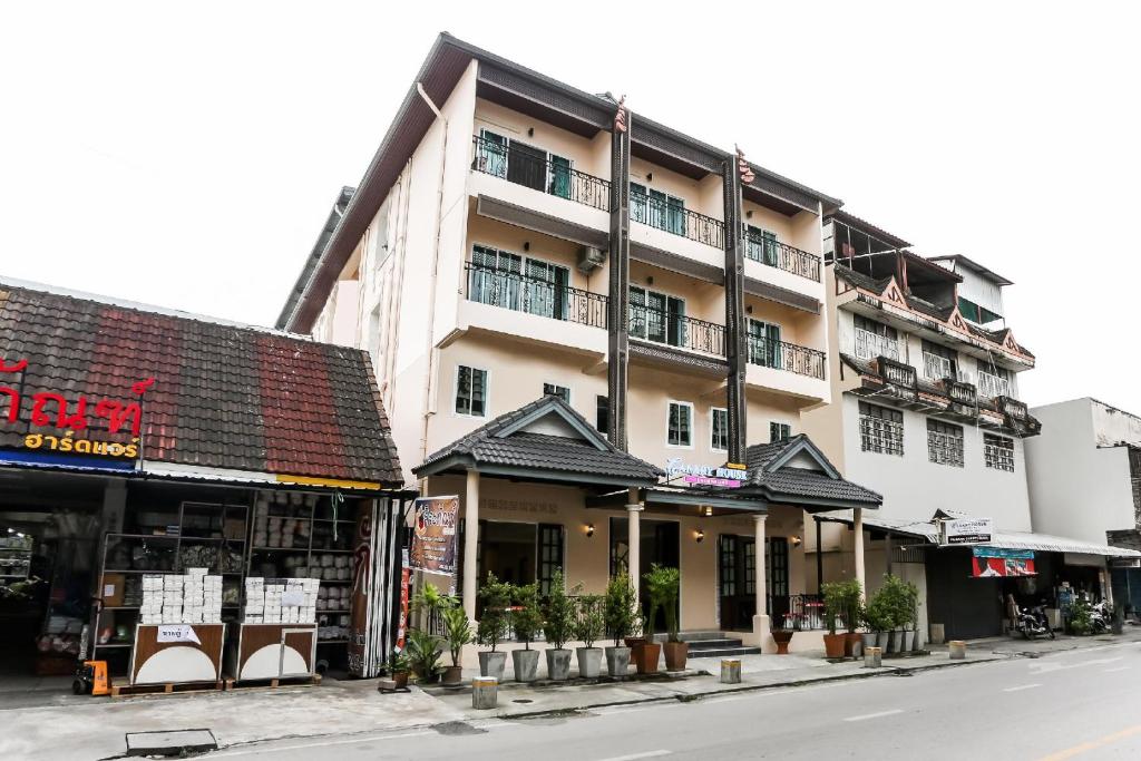 an apartment building with shops on the side of the street at Canary House Rachawong คานารี่ เฮ้าส์ ราชวงศ์ in Chiang Mai