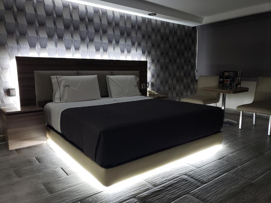 um quarto com uma grande cama preta e iluminação LED em Motel Nuevo Tijuana em Cidade do México