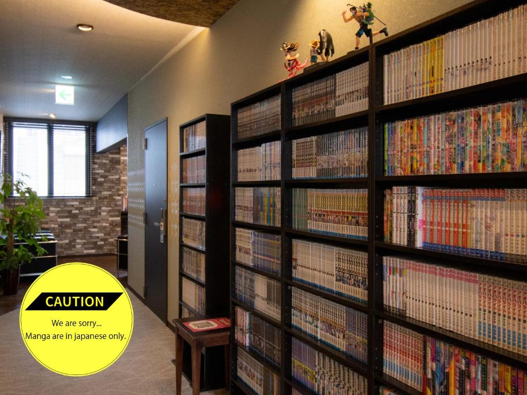 una biblioteca con muchas estanterías de DVD en Stay SAKURA Kyoto Tambaguchi, en Kioto