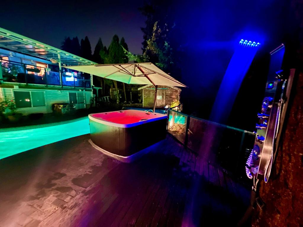 een verlicht zwembad in de nacht bij Resort style home living in Delta