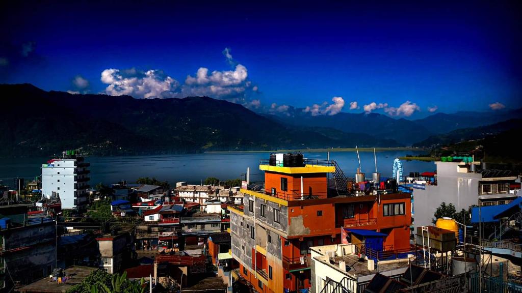 una città con edifici e un corpo idrico di Beli Guest House a Pokhara