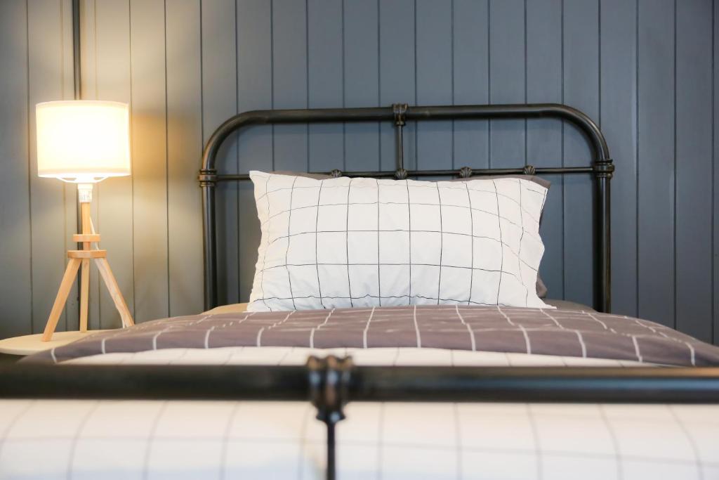 Postel nebo postele na pokoji v ubytování SLEEP SLEEP SUANPHAK Homestay