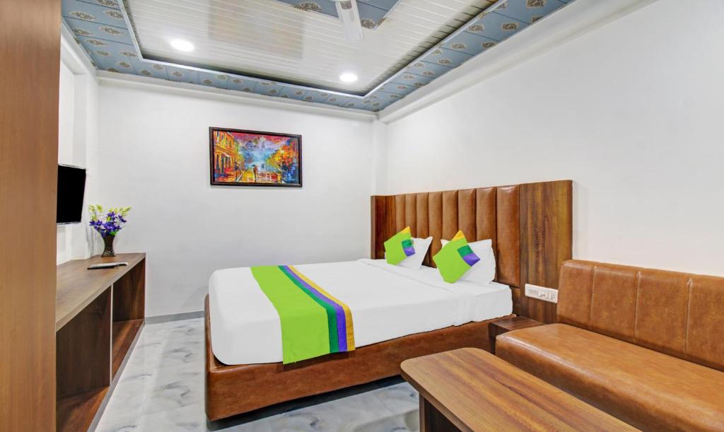 ein Schlafzimmer mit einem Bett in einem Zimmer in der Unterkunft Treebo Trend Hotel Rk Inn, Railway Station in Nagpur