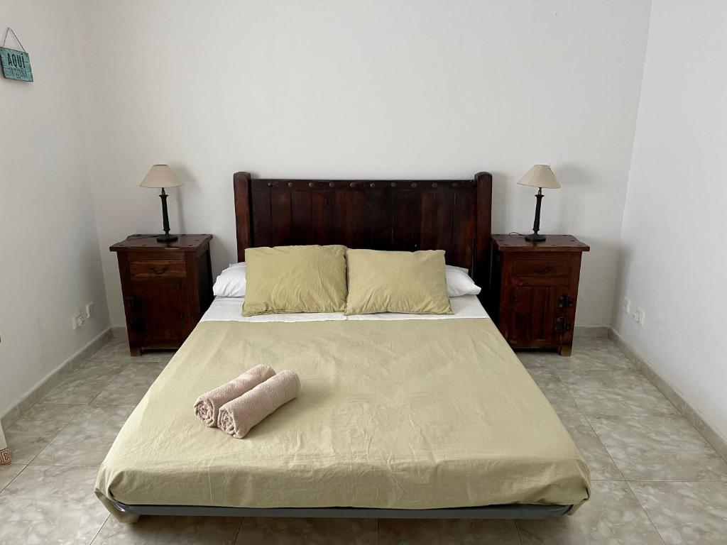 een slaapkamer met een groot bed met 2 nachtkastjes bij La Nana in Castril