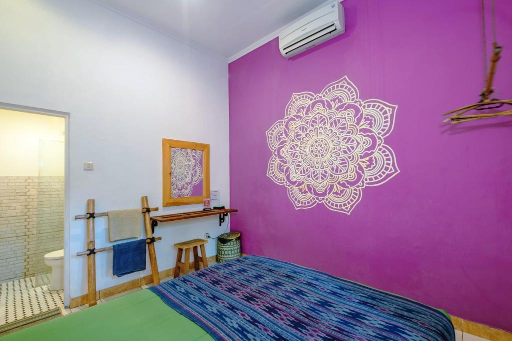 Postel nebo postele na pokoji v ubytování Happy Buddha Yogyakarta