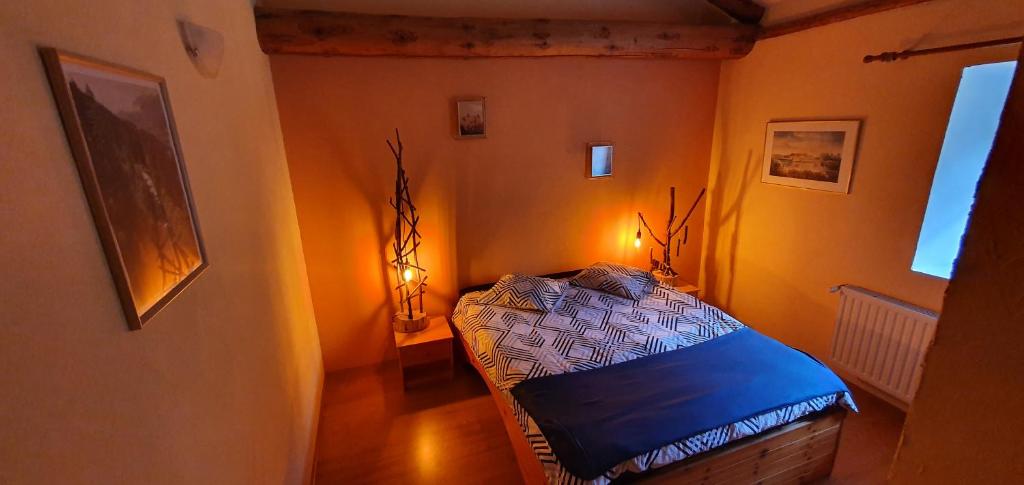Postel nebo postele na pokoji v ubytování Aux étoiles de Moranges