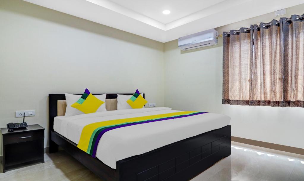 ein Schlafzimmer mit einem großen Bett in einem Zimmer in der Unterkunft Itsy By Treebo - 99 Inn Hitech City in Hyderabad