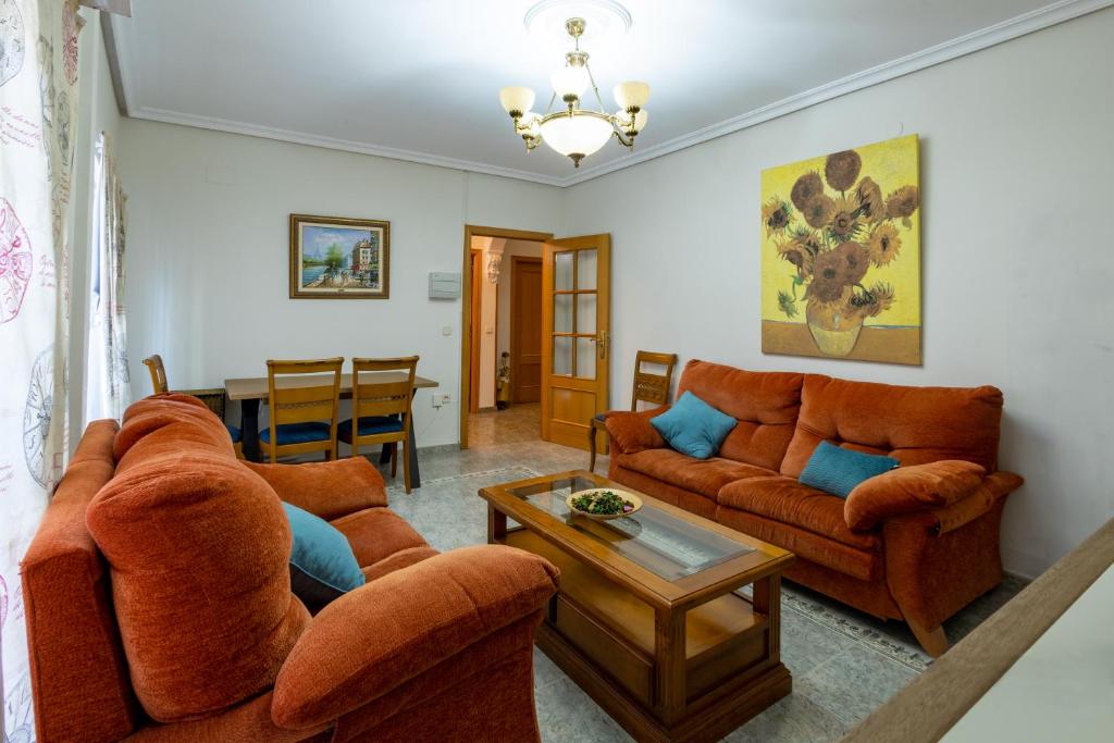 Sala de estar con 2 sofás y mesa en CASA LA TERCIA, en Herencia